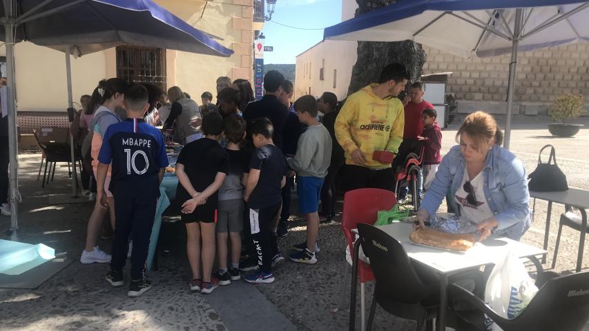 Plaza Mayor de Cogolludo. Colocando los pinchos.