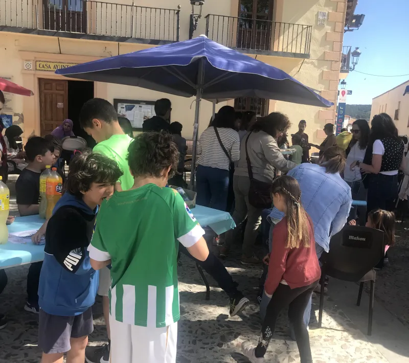 Plaza Mayor de Cogolludo. Vendiendo pinchos.