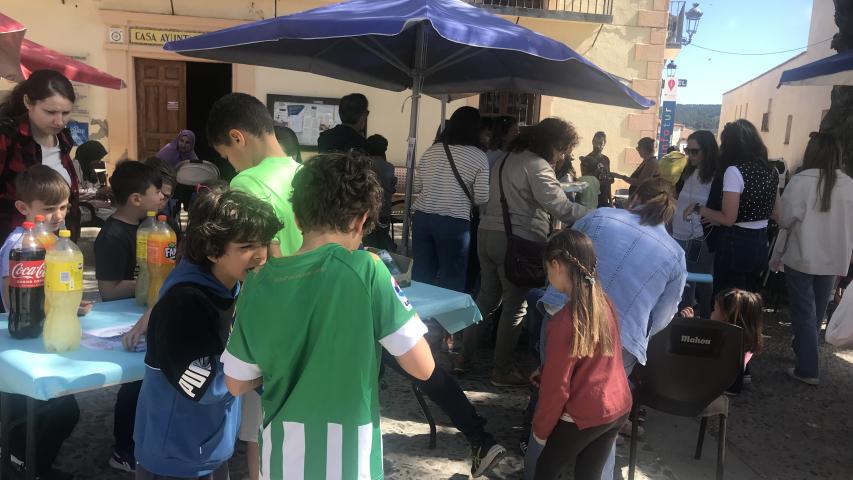 Plaza Mayor de Cogolludo. Vendiendo pinchos.