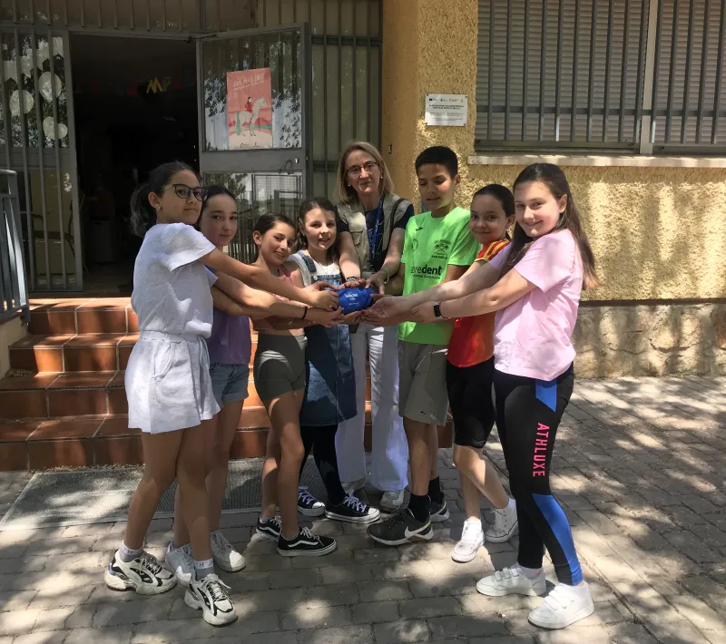 Carrascosa. Alumnos del colegio entregando a Elena Garvía la recaudación.