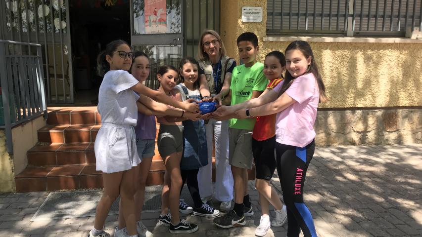 Carrascosa. Alumnos del colegio entregando a Elena Garvía la recaudación.