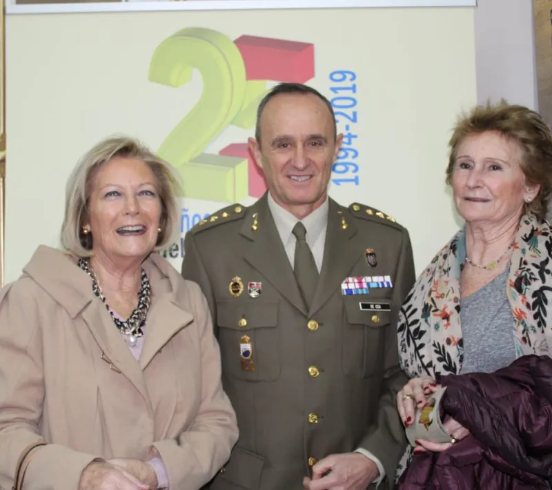 Juana Perete y Pilar Martínez con el  Subdelegado de Defensa en Albacete, el coronel de Cea.
