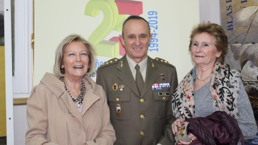 Juana Perete y Pilar Martínez con el  Subdelegado de Defensa en Albacete, el coronel de Cea.
