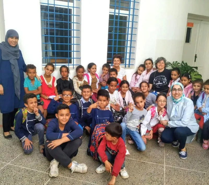 Las asistentes al Centro, entre ellas Amina (en cuclillas, con gafas), hacen un excelente trabajo con los niños, jóvenes y mujeres sin recursos que acuden al Centro.