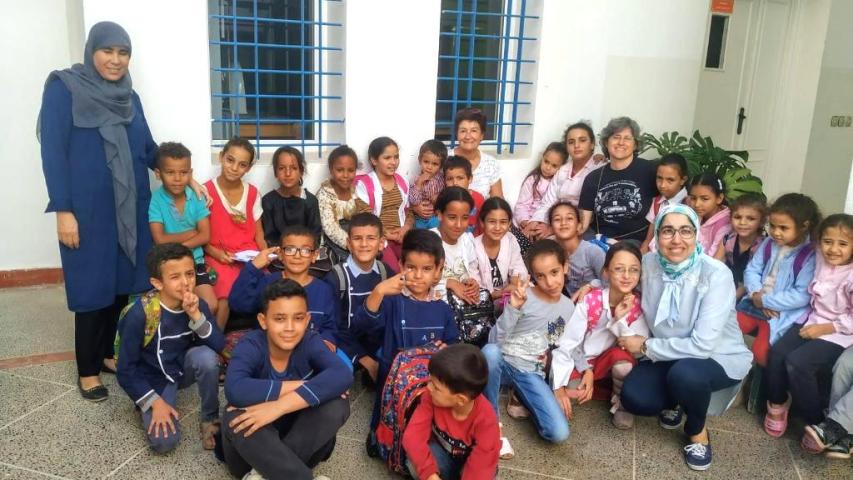 Las asistentes al Centro, entre ellas Amina (en cuclillas, con gafas), hacen un excelente trabajo con los niños, jóvenes y mujeres sin recursos que acuden al Centro.