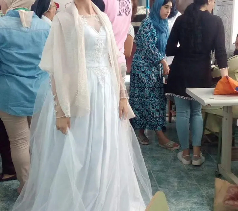 Coser un vestido de novia es un motivo de orgullo para las alumnas de confección.