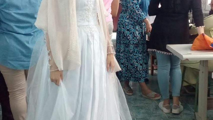 Coser un vestido de novia es un motivo de orgullo para las alumnas de confección.