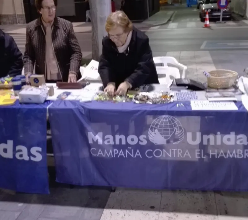Mesa en el "Mercadillo solidario de ONGs" de Almazora