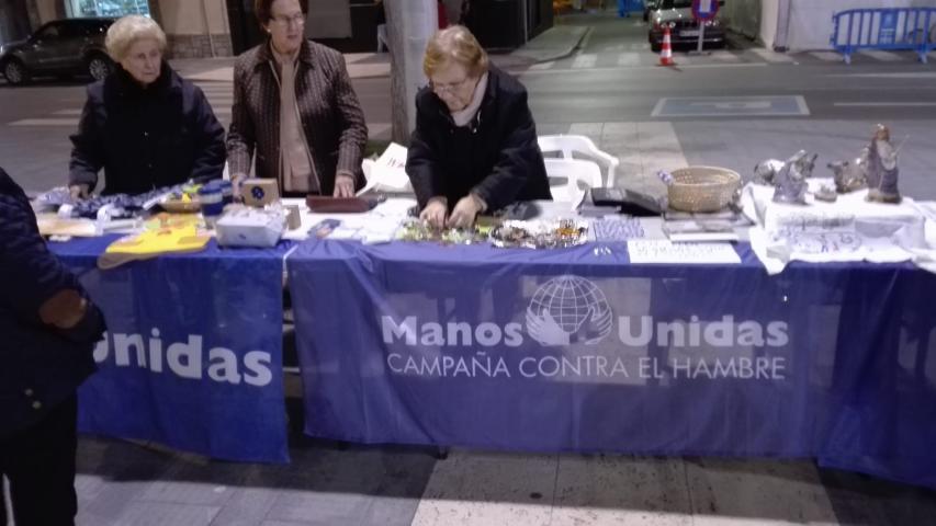 Mesa en el "Mercadillo solidario de ONGs" de Almazora