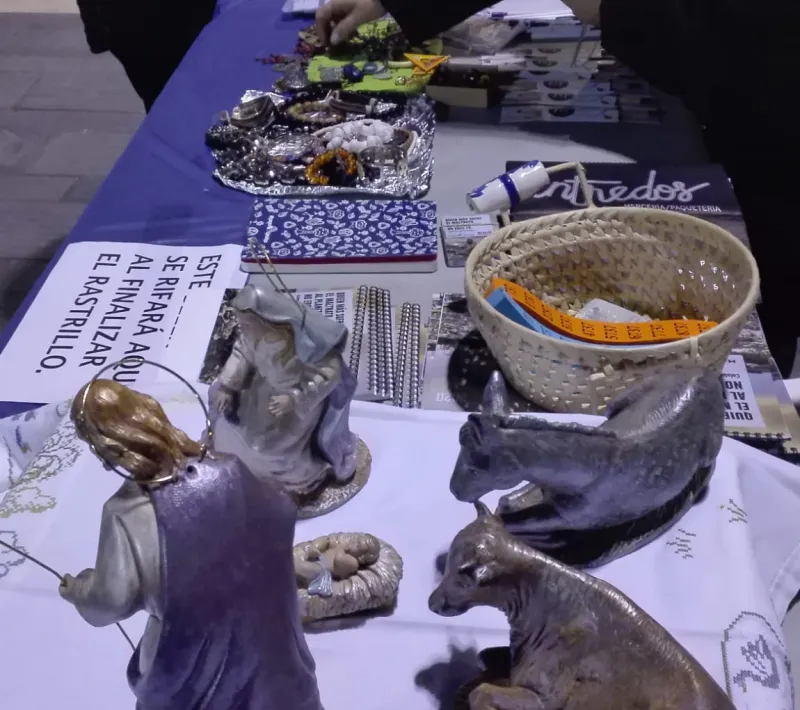 Mesa en el "Mercadillo solidario de ONGs" de Almazora