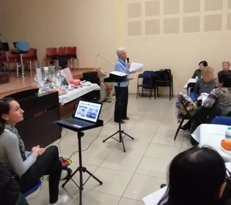 Isabel Moleres, voluntaria de Manos Unidas Valencia, dirigiendo unas palabras a los asistentes.