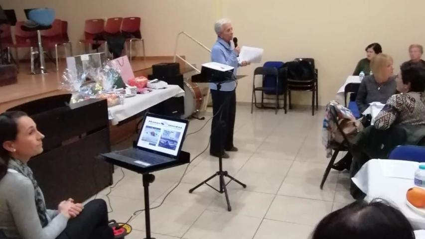 Isabel Moleres, voluntaria de Manos Unidas Valencia, dirigiendo unas palabras a los asistentes.
