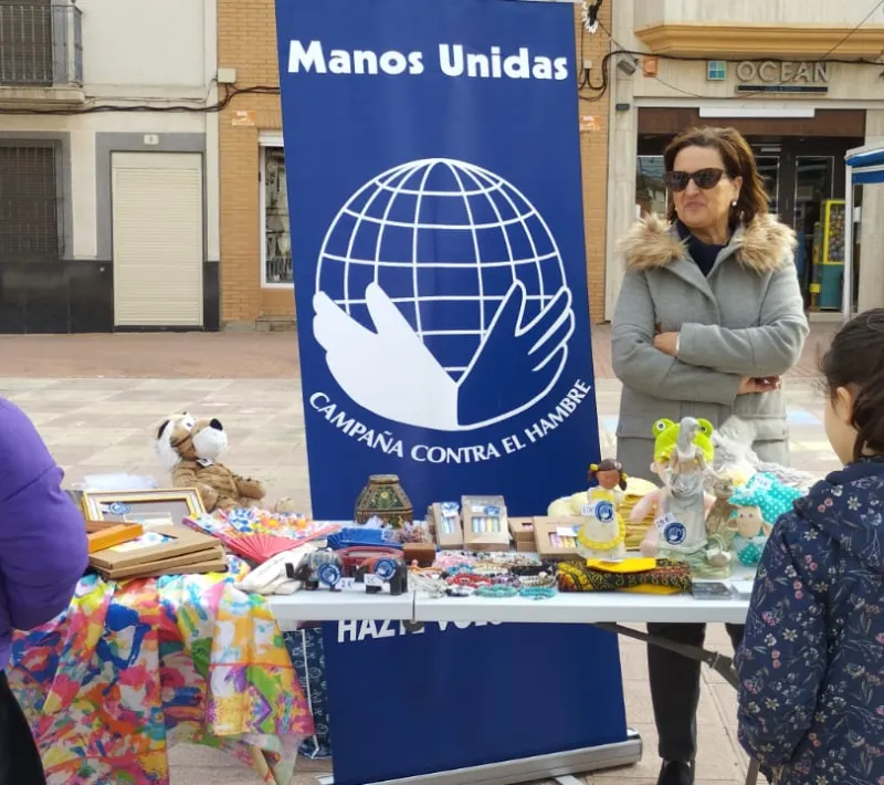 La mejor enseñanza es el ejemplo: Las nietas de una voluntaria, Soledad Abellán, organizaron una 'sucursal' del Rastrillo de Navidad. En Alborea.
