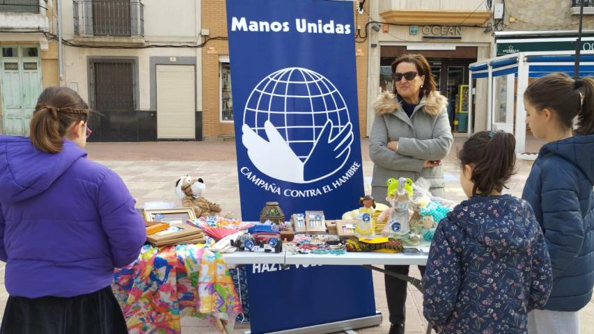 La mejor enseñanza es el ejemplo: Las nietas de una voluntaria, Soledad Abellán, organizaron una 'sucursal' del Rastrillo de Navidad. En Alborea.