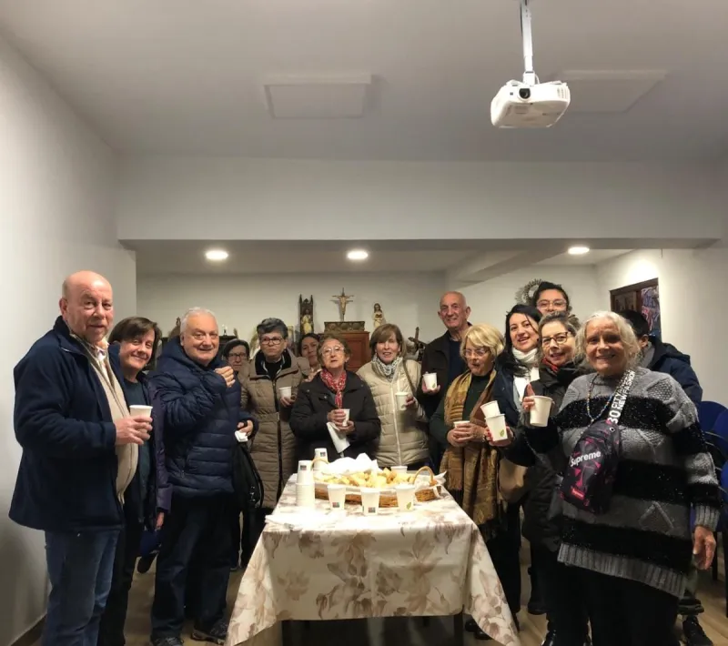 Asistentes a la cena del hambre parroquia de San Pedro y San Pablo (Coslada)