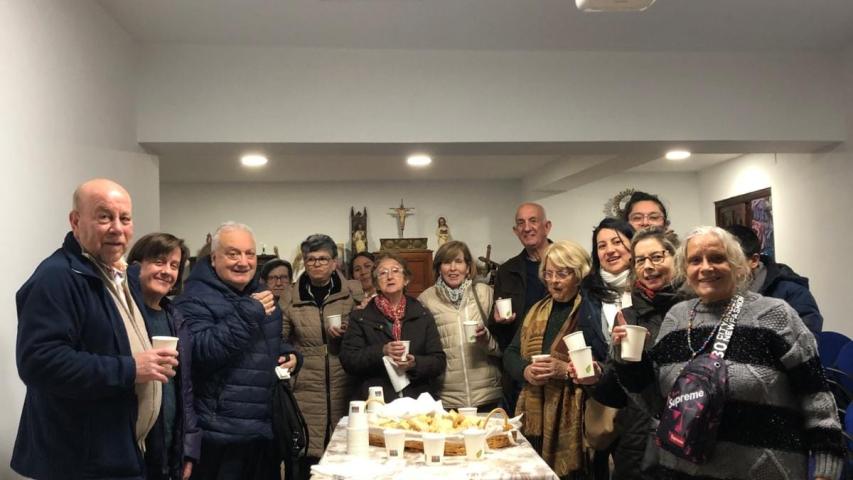 Asistentes a la cena del hambre parroquia de San Pedro y San Pablo (Coslada)