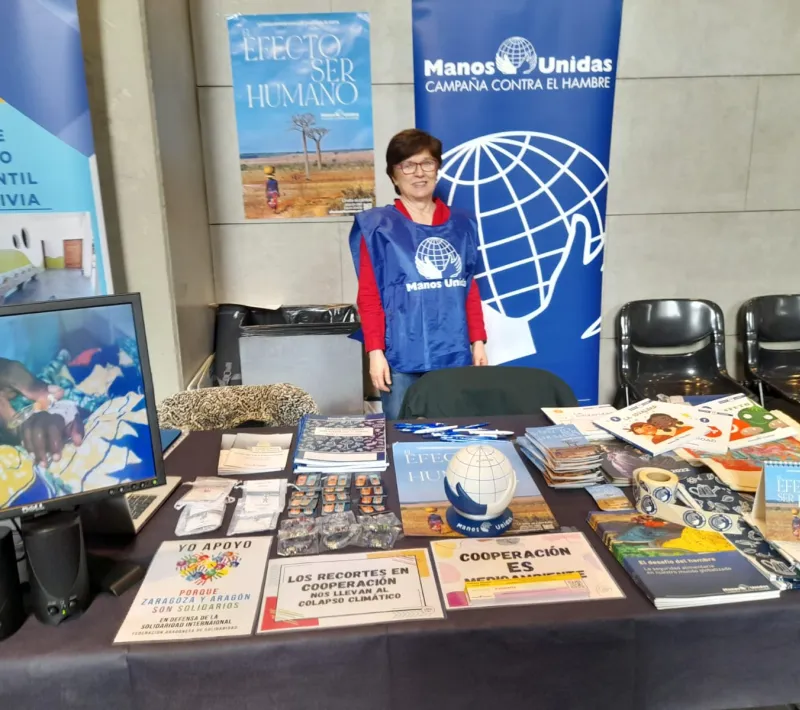 Nuestro stand en la Feria estuvo atendido por los voluntarios de Manos Unidas