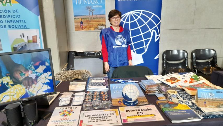 Nuestro stand en la Feria estuvo atendido por los voluntarios de Manos Unidas