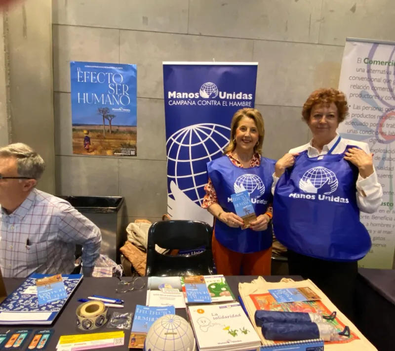 Nuestro stand en la Feria estuvo atendido por los voluntarios de Manos Unidas