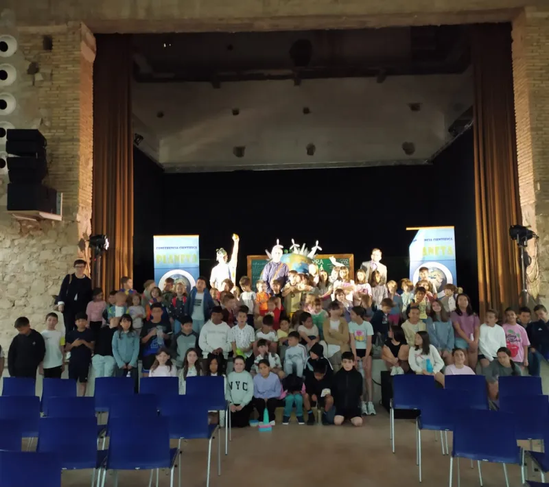 Foto de familia. Los actores de Sol y Tierra, alumnos y profesores del CEIP Belia de Belchite y responsables de Manos Unidas