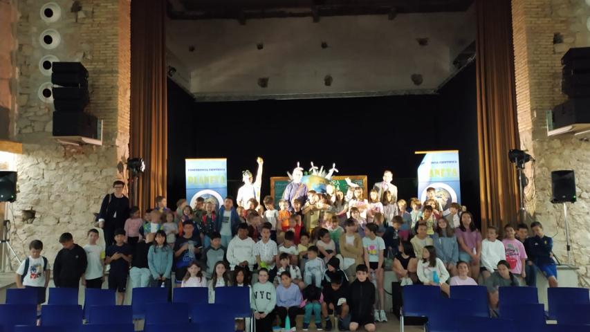Foto de familia. Los actores de Sol y Tierra, alumnos y profesores del CEIP Belia de Belchite y responsables de Manos Unidas