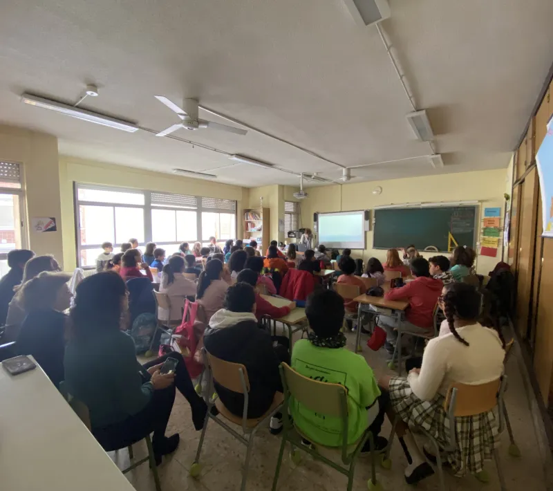 Patricia con los alumnos de primaria CEIP El Doncel.