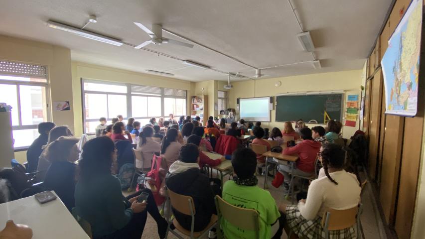Patricia con los alumnos de primaria CEIP El Doncel.