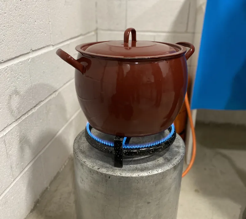 Preparación del caldo para la "Cena de hambre"