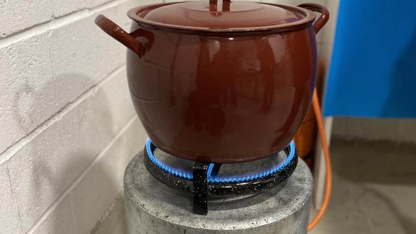 Preparación del caldo para la "Cena de hambre"