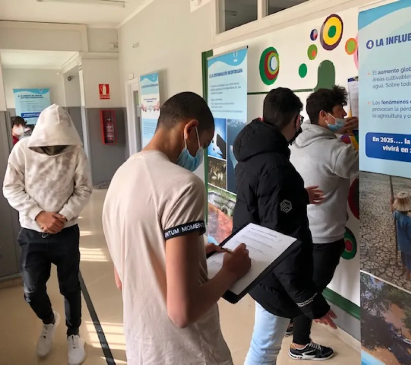 Exposición del agua de Manos Unidas en el IES Marqués de Villena de Marcilla