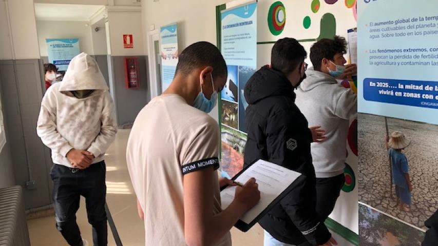 Exposición del agua de Manos Unidas en el IES Marqués de Villena de Marcilla