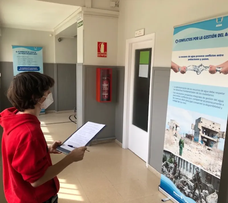 Exposición del agua de Manos Unidas en el IES Marqués de Villena de Marcilla