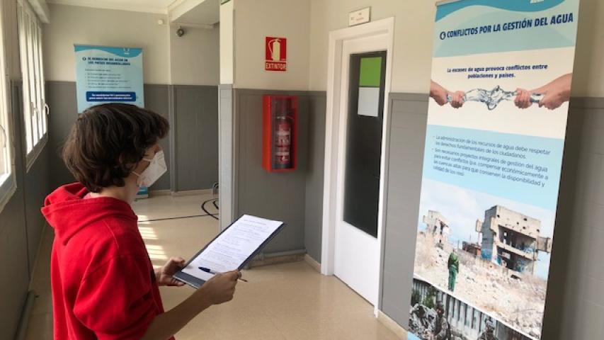 Exposición del agua de Manos Unidas en el IES Marqués de Villena de Marcilla