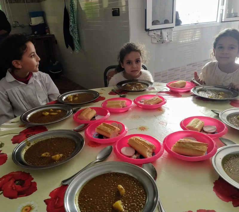 Los niños reciben una comida a mediodía y un bocadillo para las 4 de la tarde.
