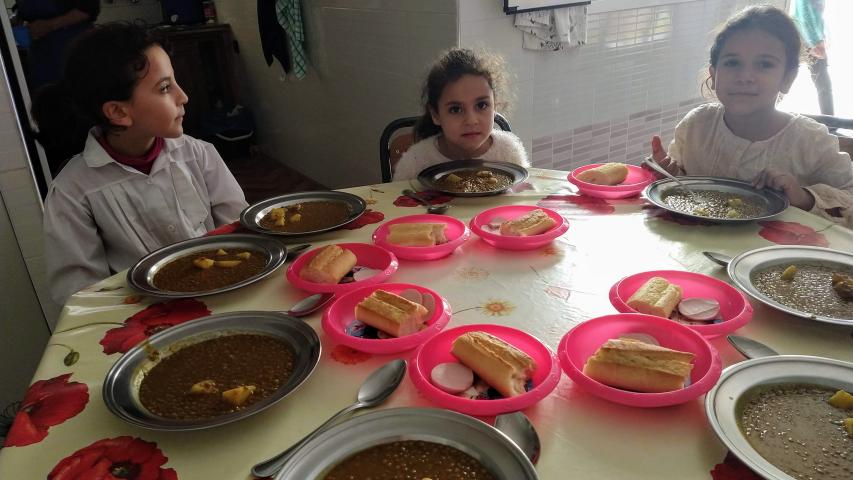 Los niños reciben una comida a mediodía y un bocadillo para las 4 de la tarde.