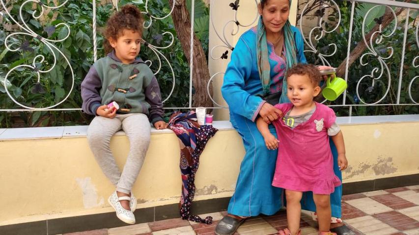 Madre sin recursos a cuya familia se ayuda en el Centro Baraka.