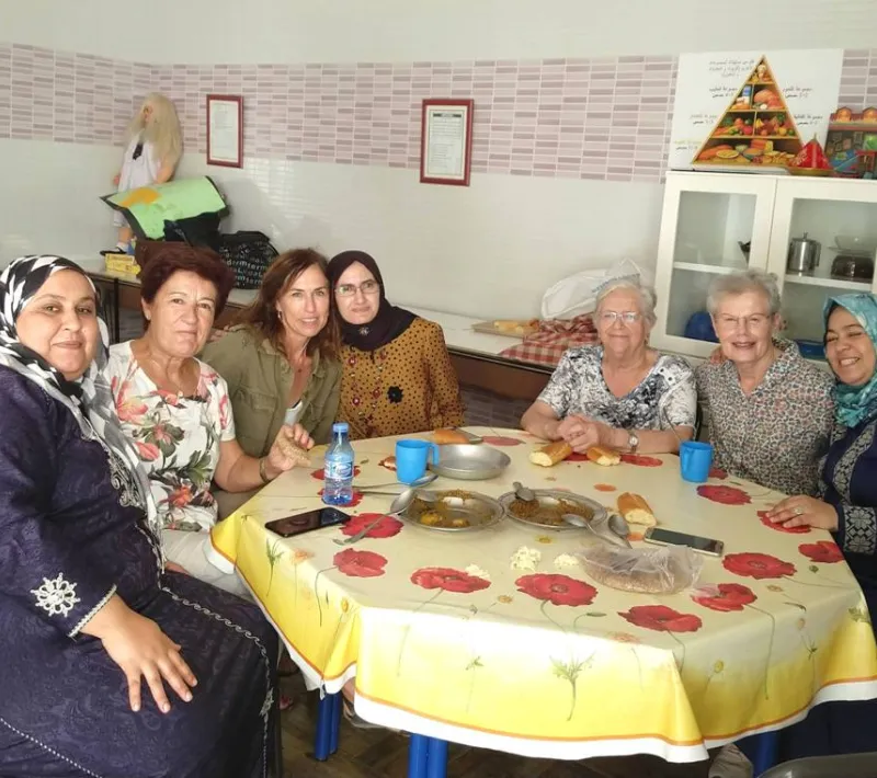 Las voluntarias del Viaje de Formación compartieron mesa y comida con los demás.
