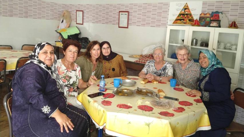 Las voluntarias del Viaje de Formación compartieron mesa y comida con los demás.