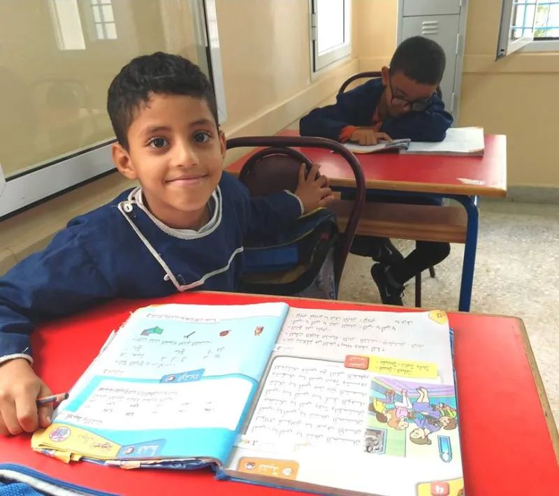 Los niños asisten a clases de repaso mientras sus madres reciben formación.