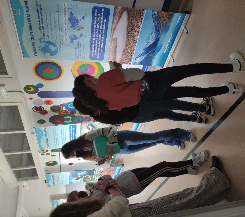 Exposición del agua de Manos Unidas en el IES Marqués de Villena de Marcilla
