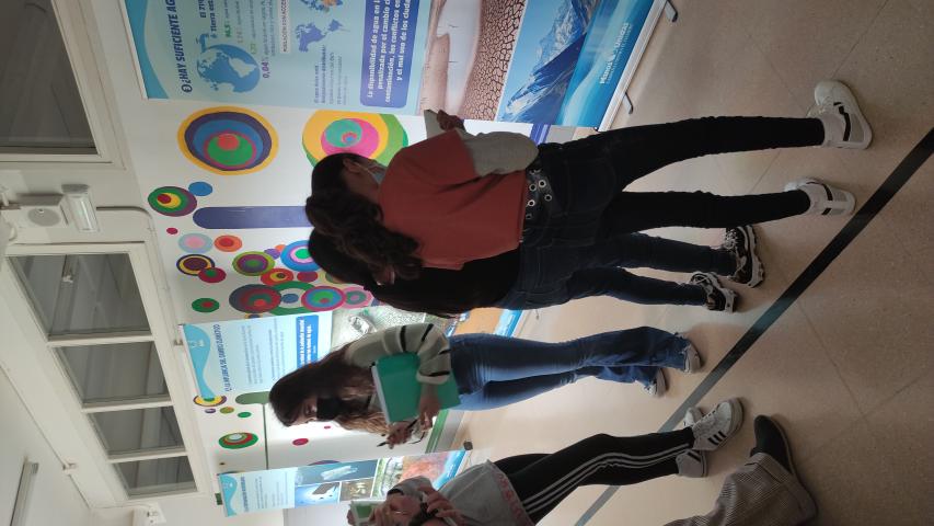 Exposición del agua de Manos Unidas en el IES Marqués de Villena de Marcilla