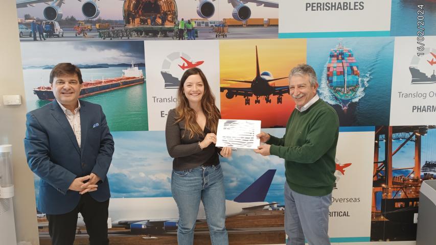 Entrega Sello Solidario (Justo y Gabriela de Translog Overseas) y Francisco (voluntario Manos Unidas)
