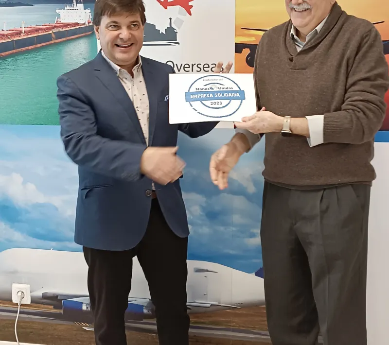 Entrega Sello Solidario (Justo de Translog Overseas) y Gregorio (voluntario Manos Unidas)