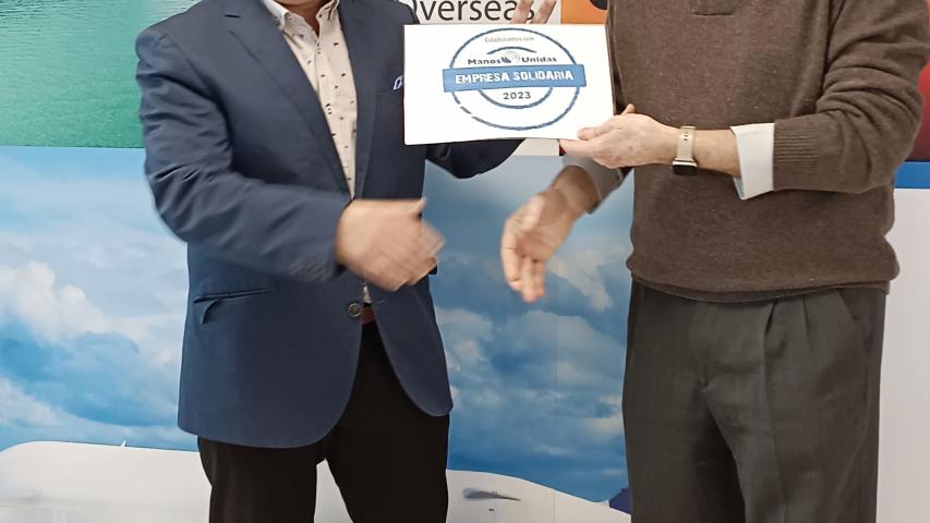 Entrega Sello Solidario (Justo de Translog Overseas) y Gregorio (voluntario Manos Unidas)