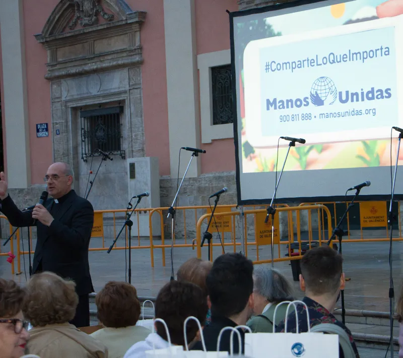 Monseñor Arturo Ros dirigió unas palabras a los asistentes a la Cena del Hambre