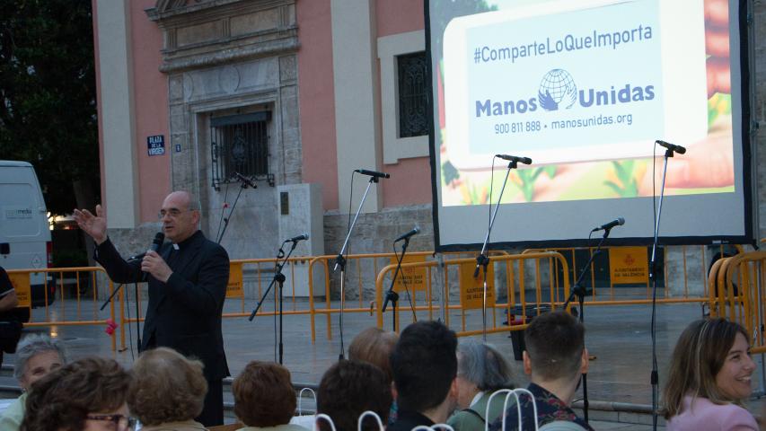 Monseñor Arturo Ros dirigió unas palabras a los asistentes a la Cena del Hambre