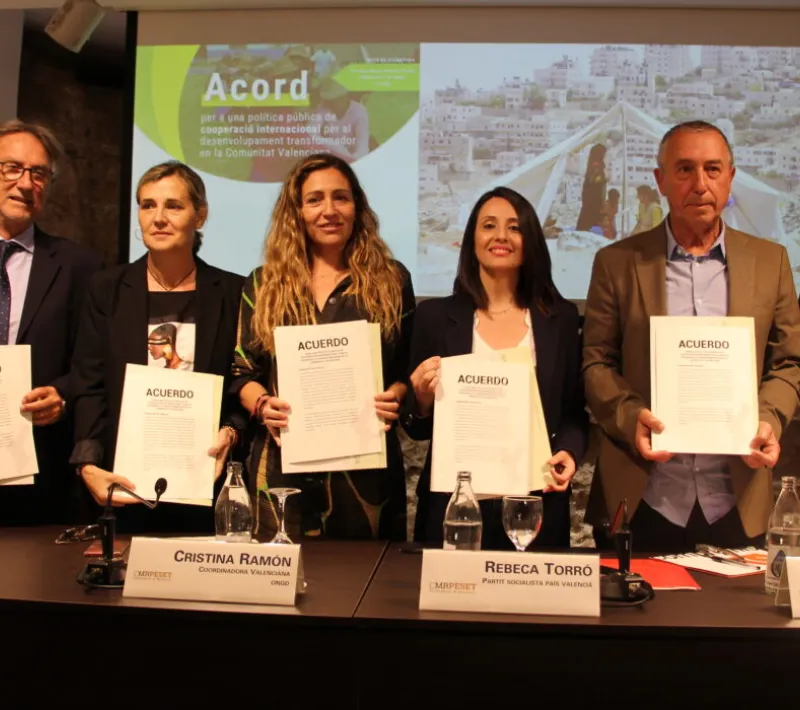 El grupo de firmantes del acuerdo. Foto CVONGD.