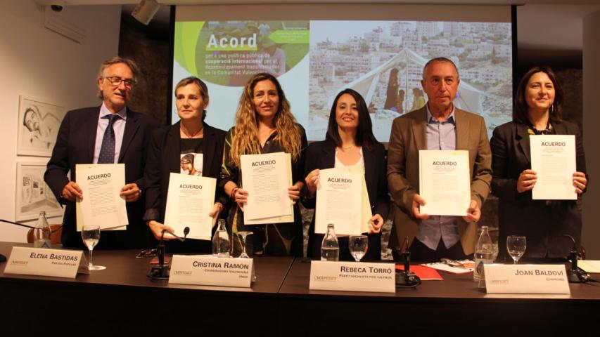 El grupo de firmantes del acuerdo. Foto CVONGD.