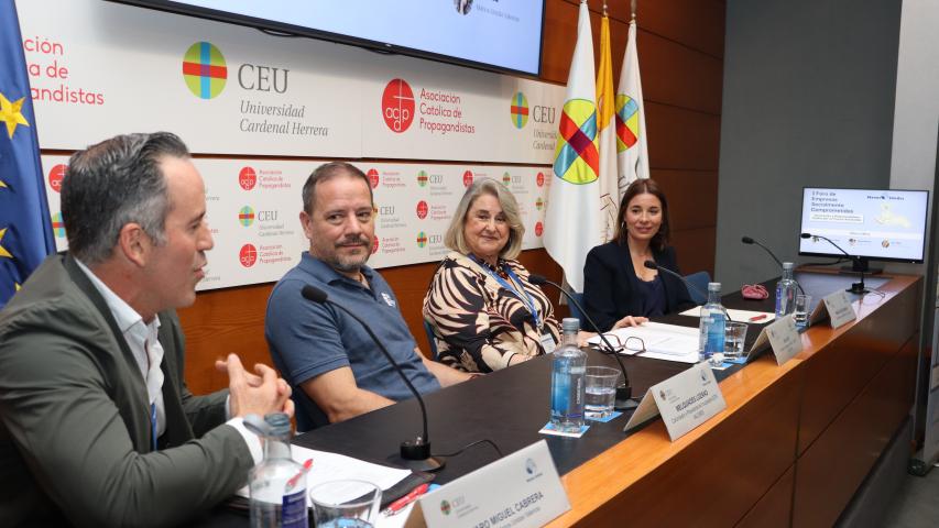 Álvaro Cabrera, de Manos Unidas; Melquiades Lozano, de Asociación con Valores; Ana Ruiz, delegada de Manos Unidas Valencia y Majo Gimeno, de Mamás en Acción.