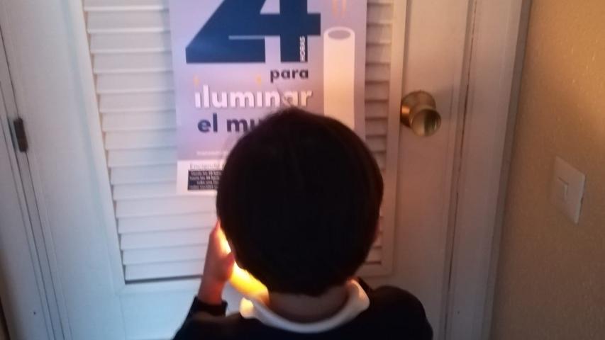 Un niño enciende la llama de las 24 Horas de Manos Unidas en Pamplona